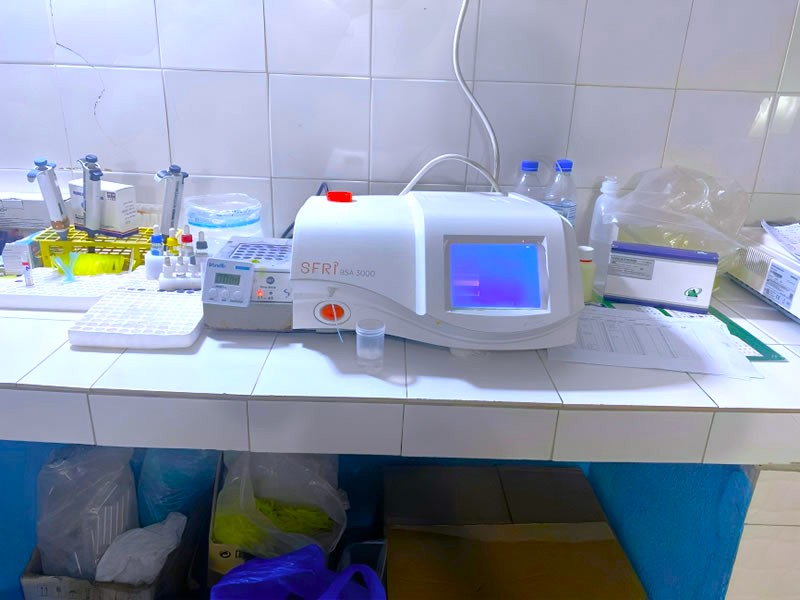 Analyseur de biochimie semi-automatique